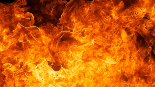 चाणक्यपुरी इलाके में आग लगने से 50 झुग्गियां जलकर खाक